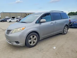 Toyota Sienna 3.5L 6 2015