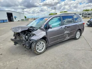 Toyota Sienna 3.5L 6 2016