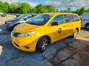 Toyota Sienna 3.5L 6 2016