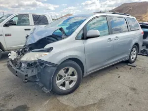 Toyota Sienna 3.5L 6 2014