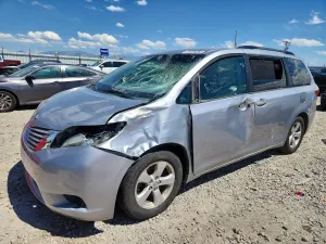 Toyota Sienna 3.5L 6 2015