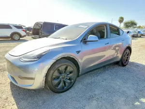 Tesla Model Y 2025