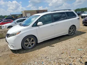 Toyota Sienna 3.5L 6 2016