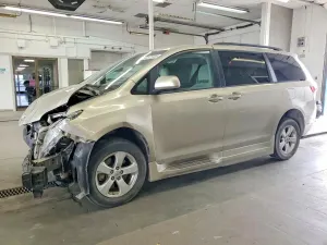 Toyota Sienna 3.5L 6 2015
