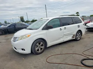 Toyota Sienna 3.5L 6 2015