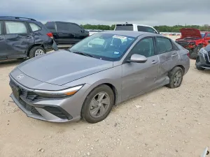Hyundai Elantra 2.0L 4 2025