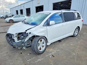 Toyota Sienna 3.5L 6 2016