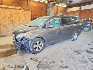 Toyota Sienna 3.5L 6 2016