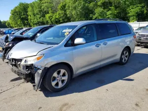 Toyota Sienna 3.5L 6 2015