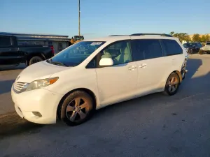Toyota Sienna 3.5L 6 2015