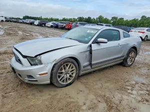 Ford Mustang 3.7L 6 2013