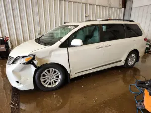Toyota Sienna 3.5L 6 2015