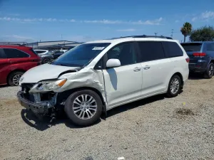 Toyota Sienna 3.5L 6 2016