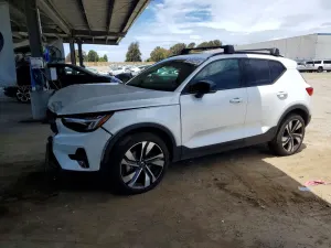 Volvo XC40 2.0L 4 2025