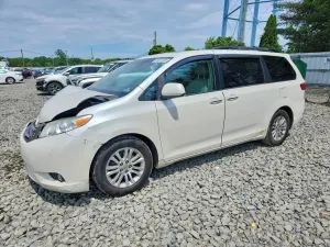 Toyota Sienna 3.5L 6 2015