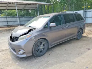 Toyota Sienna 3.5L 6 2015