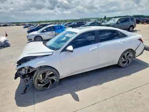 Hyundai Elantra 2.0L 4 2024