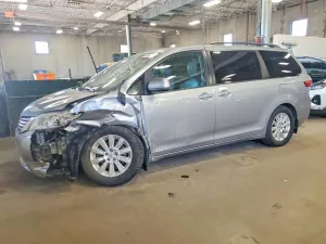 Toyota Sienna 3.5L 6 2015