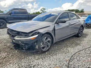 Hyundai Elantra 2.0L 4 2025