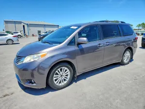 Toyota Sienna 3.5L 6 2015