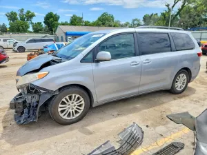 Toyota Sienna 3.5L 6 2015