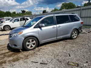 Toyota Sienna 3.5L 6 2016
