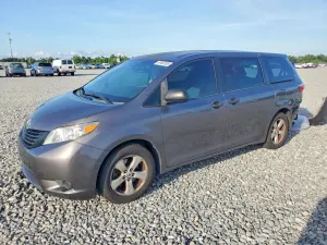 Toyota Sienna 3.5L 6 2015