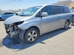Toyota Sienna 3.5L 6 2015