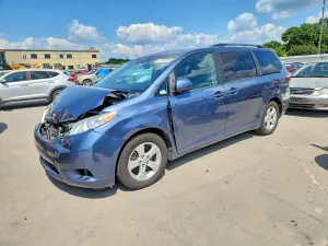 Toyota Sienna 3.5L 6 2016