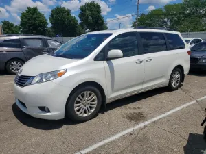 Toyota Sienna 3.5L 6 2015