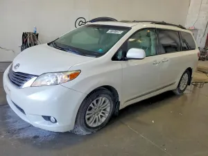 Toyota Sienna 3.5L 6 2015