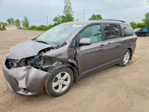 Toyota Sienna 3.5L 6 2016