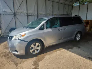 Toyota Sienna 3.5L 6 2017