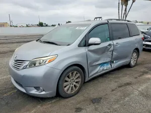 Toyota Sienna 3.5L 6 2015