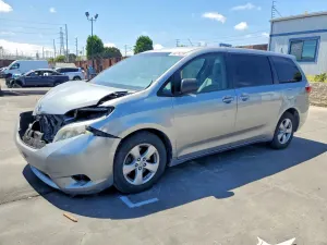 Toyota Sienna 3.5L 6 2015
