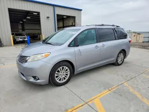 Toyota Sienna 3.5L 6 2015
