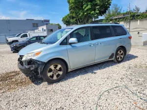 Toyota Sienna 3.5L 6 2015