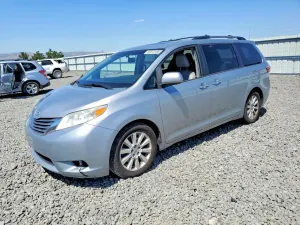 Toyota Sienna 3.5L 6 2015