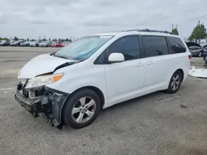 Toyota Sienna 3.5L 6 2015