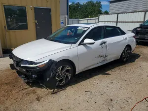 Hyundai Elantra 2.0L 4 2025