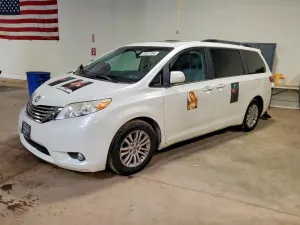 Toyota Sienna 3.5L 6 2016