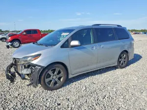 Toyota Sienna 3.5L 6 2015