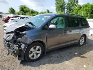 Toyota Sienna 3.5L 6 2015