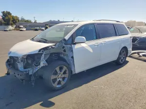 Toyota Sienna 3.5L 6 2015