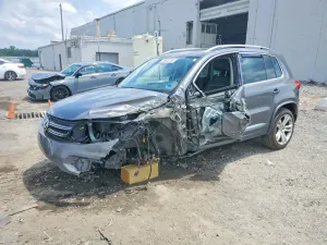 Volkswagen Tiguan 2.0L 4 2013