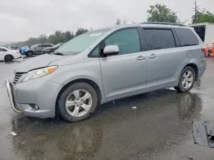 Toyota Sienna 3.5L 6 2015