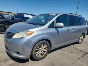 Toyota Sienna 3.5L 6 2016