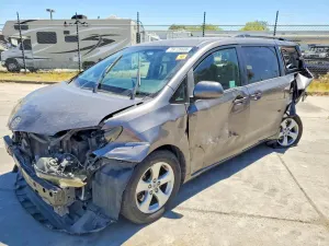 Toyota Sienna 3.5L 6 2016