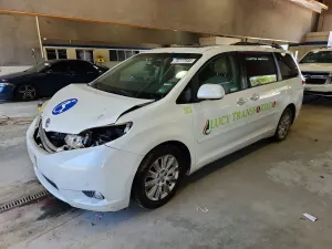 Toyota Sienna 3.5L 6 2011