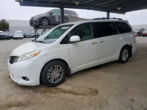 Toyota Sienna 3.5L 6 2015